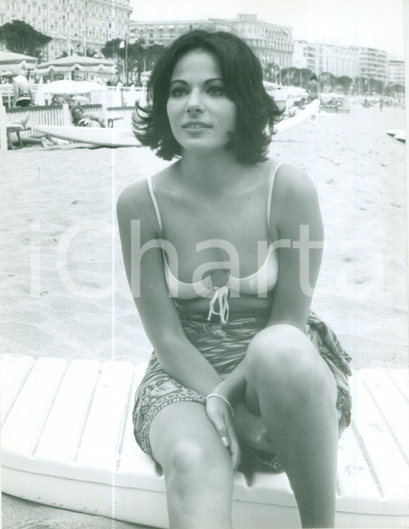 1970 ca FRANCE Mannequin in costume sulla spiaggia *Fotografia