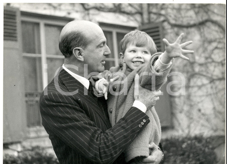 1960 ca VERSAILLES Umberto II con uno dei figli di Maria Pia di SAVOIA *Foto