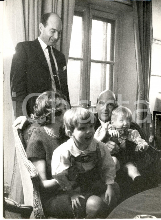 1965 ca VERSAILLES Umberto II  con la famiglia di Maria Pia di SAVOIA *Foto