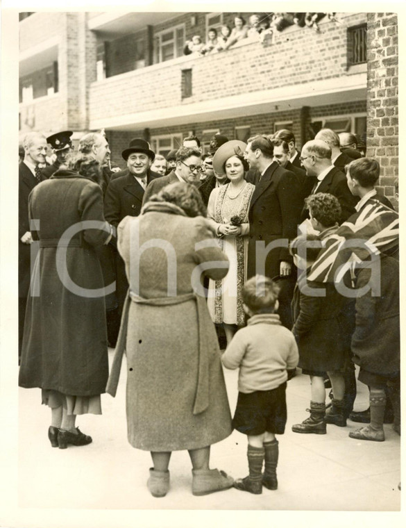 1939 LONDON Re George VI Elizabeth BOWES-LYON visitano L.C.C. Housing Estate 