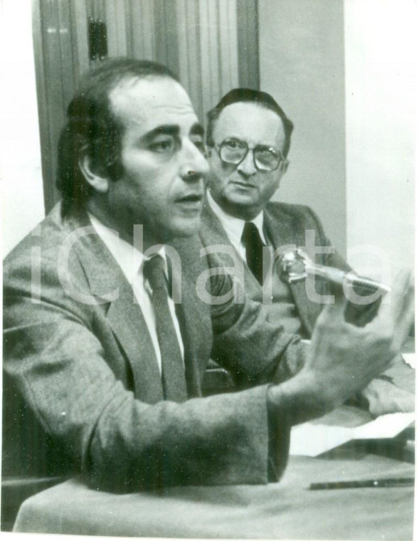 1980 PARIS Il giornalista Jean-Pierre ELKABBACH in studio *Fotografia