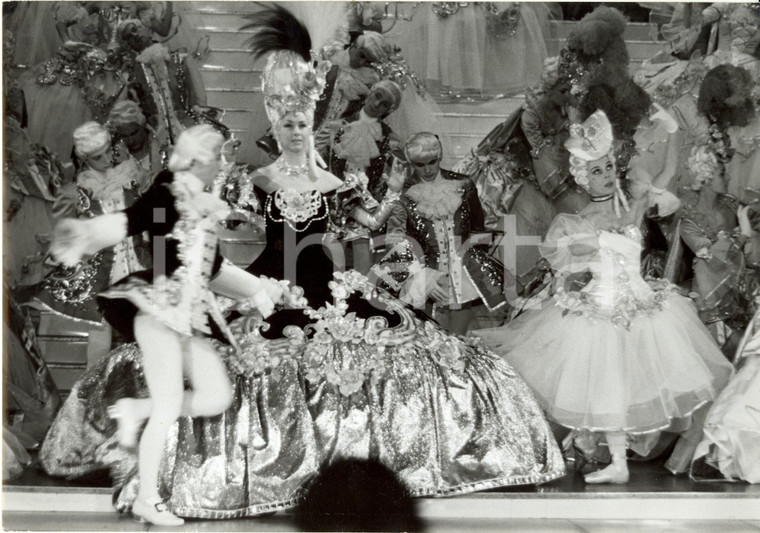 1960 ca CASINO de PARIS Ballerine e ballerini in costume durante uno spettacolo