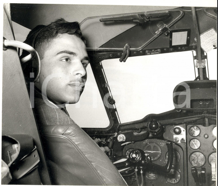 1959 AMMAN Re Hussein di GIORDANIA pilota il suo elicottero verso l'Inghilterra