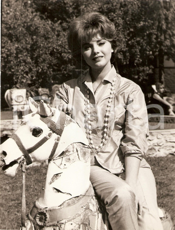 1960 ca CINEMA Sylva KOSCINA Ritratto su cavallino a dondolo *Fotografia