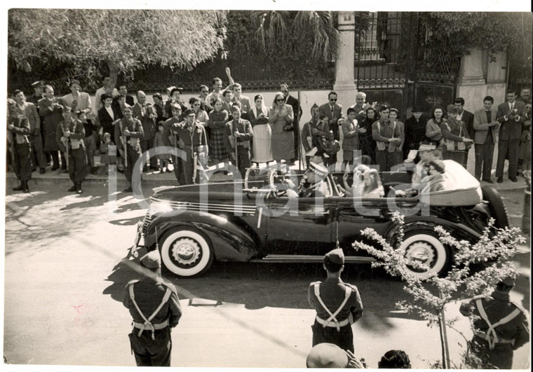 1951 Paolo di GRECIA e regina Frederika arrivano a un matrimonio *Foto