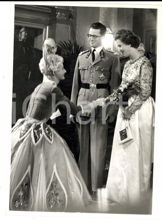 1961 BRUXELLES Gala della Stampa - Re Baldovino e Fabiola omaggiati da invitata