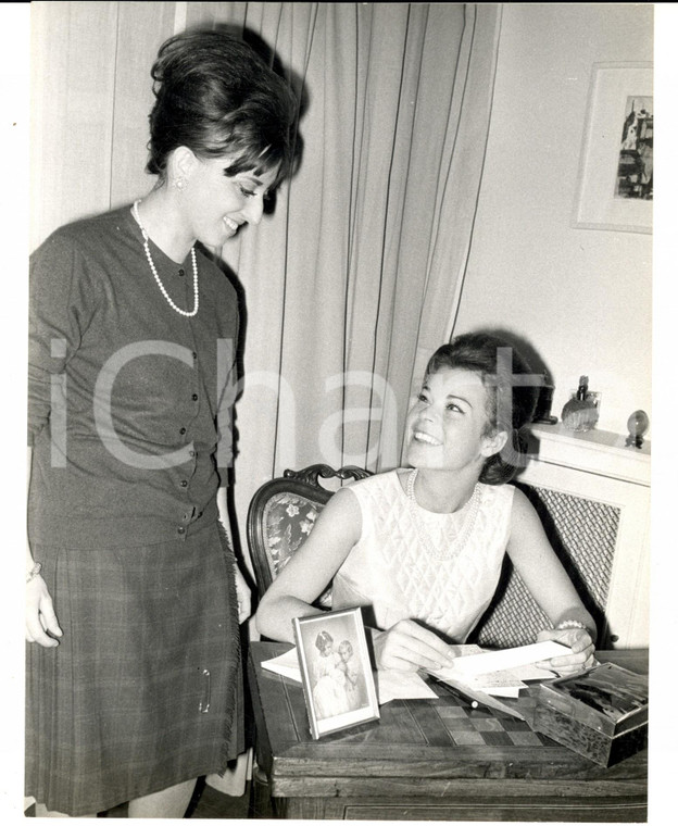 1960 ca PARIS Maria Beatrice di SAVOIA alla scrivania  con un'amica *Foto