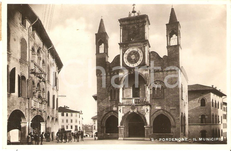 1942 PORDENONE Pordenonesi davanti al Municipio *Cartolina FP VG