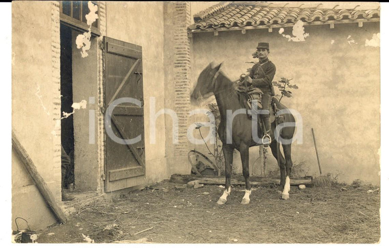 1915 ca WW1 FRANCIA Ufficiale di fanteria a cavallo in una cascina *Foto FP