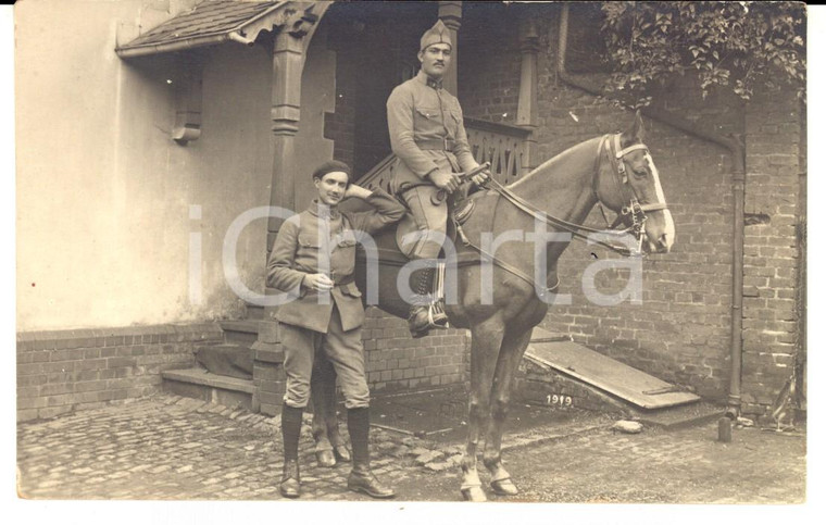 1919 AACHEN (GERMANIA) Militare a cavallo posa con un commilitone *Foto