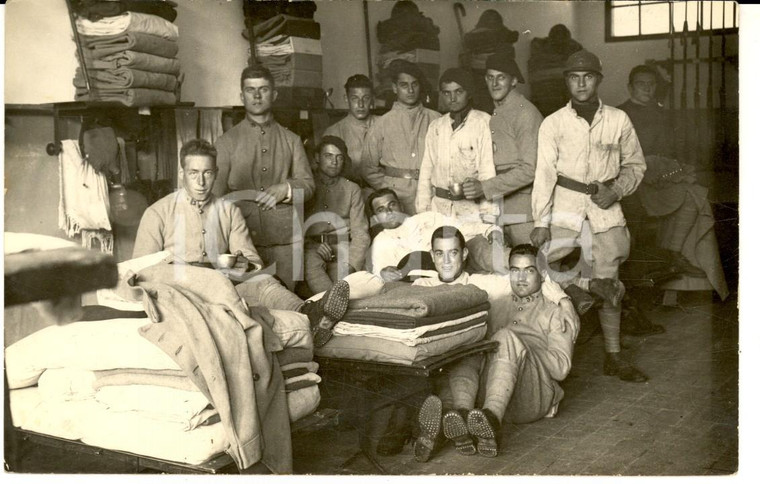 1915 ca WW1 FRANCIA Militari del 3° Reggimento Fanteria in camerata *Foto