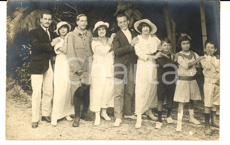 1915 ca WW1 FRANCIA Giovane ufficiale posa con la famiglia in scala *Foto
