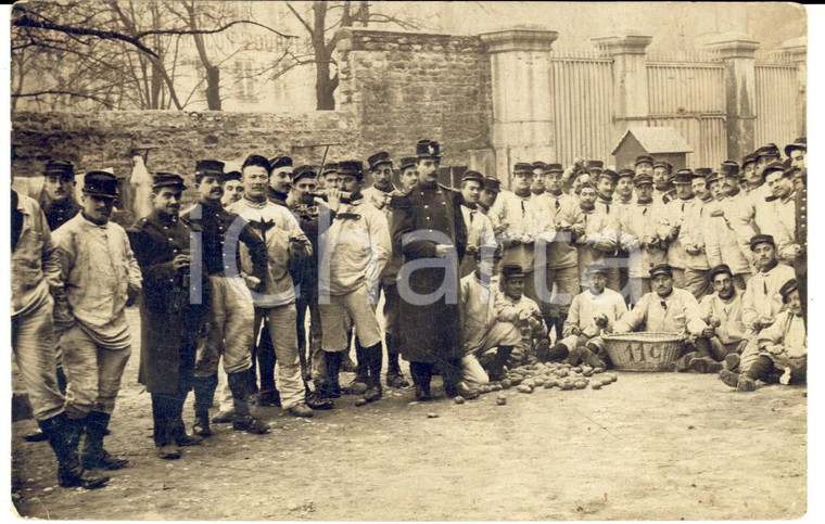 1910 ca FRANCIA Soldati dell'11° reggimento fanteria pelano patate *Foto