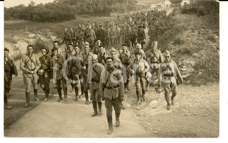 1920 ca FRANCIA Soldati di fanteria durante una marcia di addestramento *Foto