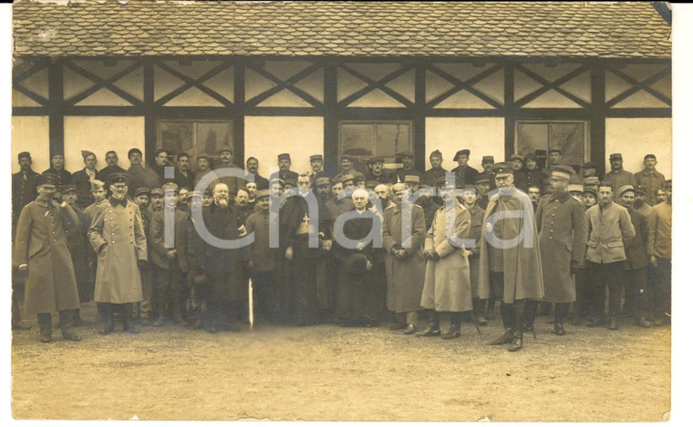 1915 ca WW1 FRANCIA Ufficiali e soldati posano con un vescovo *Fotografia FP