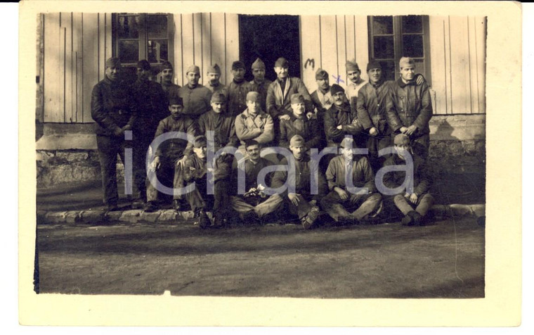 1924 PARIS Militare slavo posa con i commilitoni per foto di gruppo