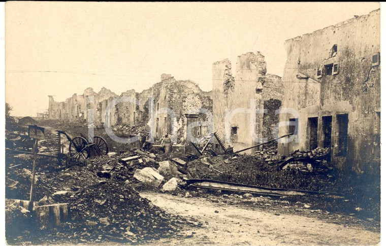 1918 WW1 FRANCE Ufficiali sanitari tra le macerie di un paese distrutto *Foto