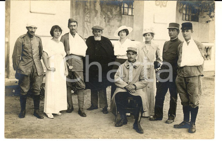 1915 ca WW1 FRANCIA Soldati feriti posano con una famiglia *Fotografia FP