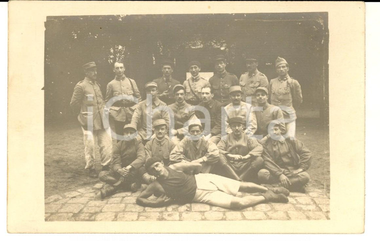 1915 ca WW1 FRANCE Gruppo di militari posa con giovane sportivo *Foto cartolina