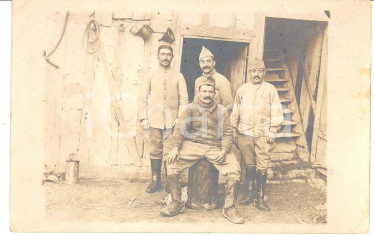 1915 ca WW1 FRANCIA Soldati di fanteria nel cortile di una cascina *Foto