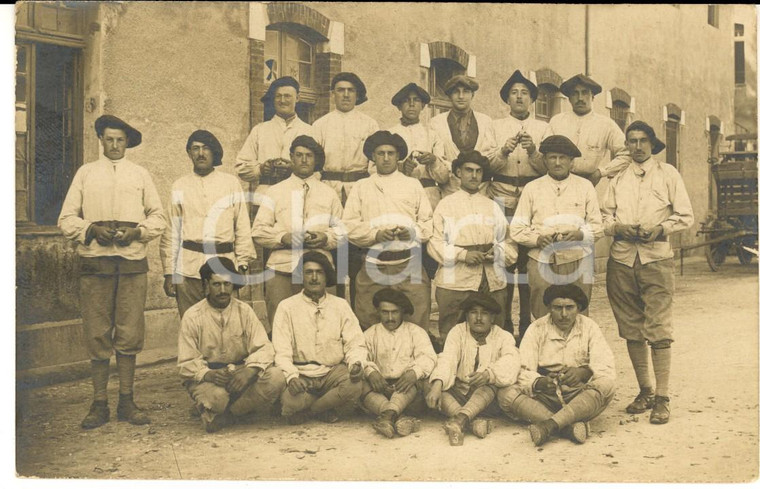 1915 ca NIZZA (FRANCE) Groupe de chasseurs pèle des pommes de terre *Photo