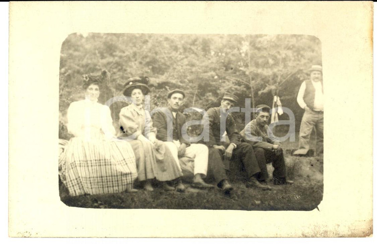 1910 ca FRANCE Militari in posa con una coppia di signore *Foto VINTAGE FP