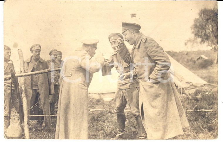 1915 ca WW1 FRANCIA Ufficiali consumano il rancio dalla pentola *Foto