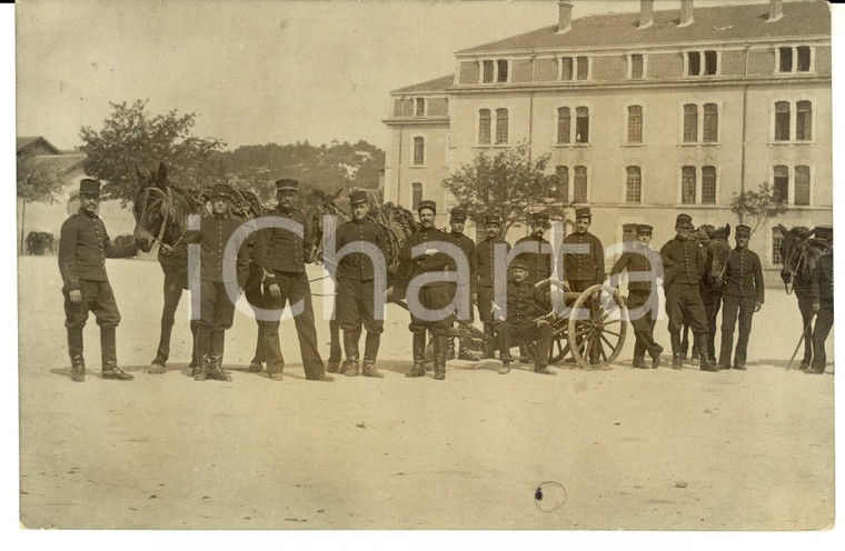 1915 ca WW1 FRANCIA MIlitari di artiglieria in caserma con un cannone *Foto