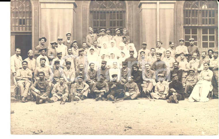 1915 WW1 FRANCIA Ospedale militare - Feriti e infermiere posano in cortile
