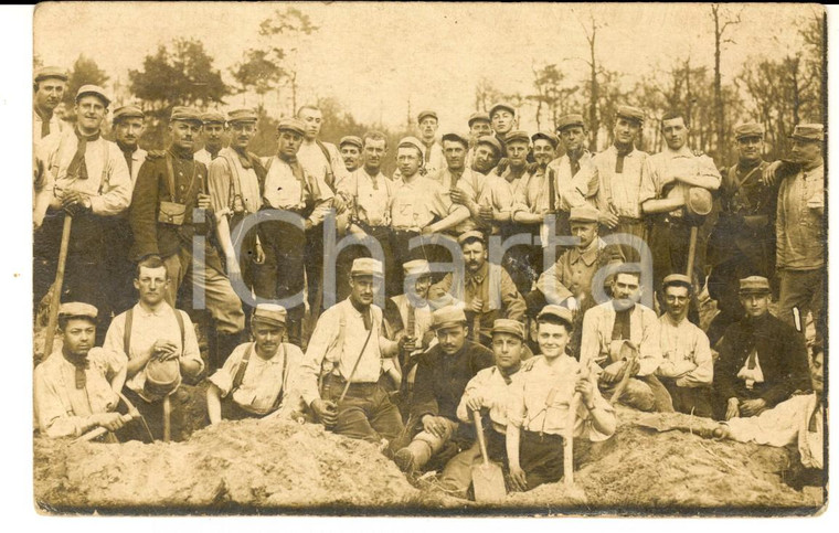 1915 ca WW1 FRANCIA Militari iniziano lo scavo di una trincea *Foto FP