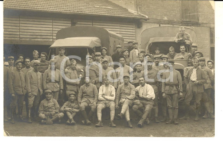 1915 ca WW1 FRANCE Gruppo di soldati posa con due furgoni *Fotografia FP