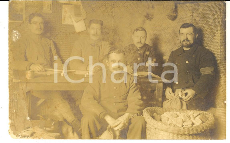 1915 ca WW1 FRANCE Ufficiali 51° reggimento in ufficio con cesta di pane *Foto