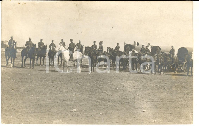 1915 WW1 FRANCE Gruppo di ufficiali a cavallo con carri al seguito *Foto