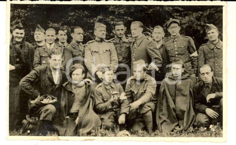 1940 ca WWII FRANCE Un groupe d'officiers en plein air *Photo carte postale 