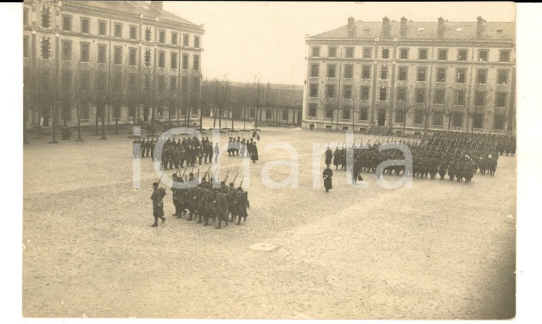 1920 FRANCE Cérémonie militaire dans la cour d'une caserne *Photo carte postale