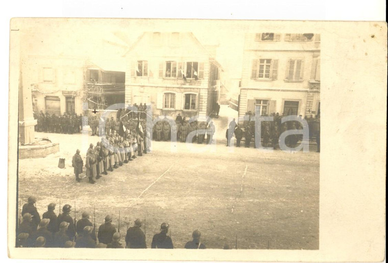 1920 FRANCE Cérémonie militaire dans la place d'une ville *Photo carte postale