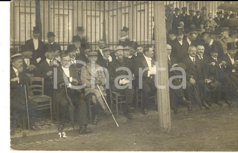1918 PARIS (?) Officiers assistent à une cérémonie *Photo carte postale