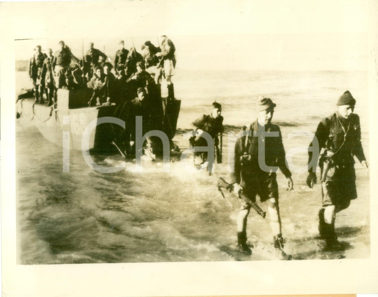 1942 INGHILTERRA WW2 Truppe sbarcano da motoscafo dopo raid a BOULOGNE-SUR-MER