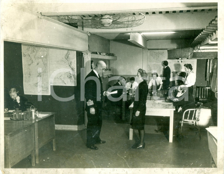 1940 ca GUERRA NAVALE WW2 Consegna di messaggi navali nella Operation Room *FOTO