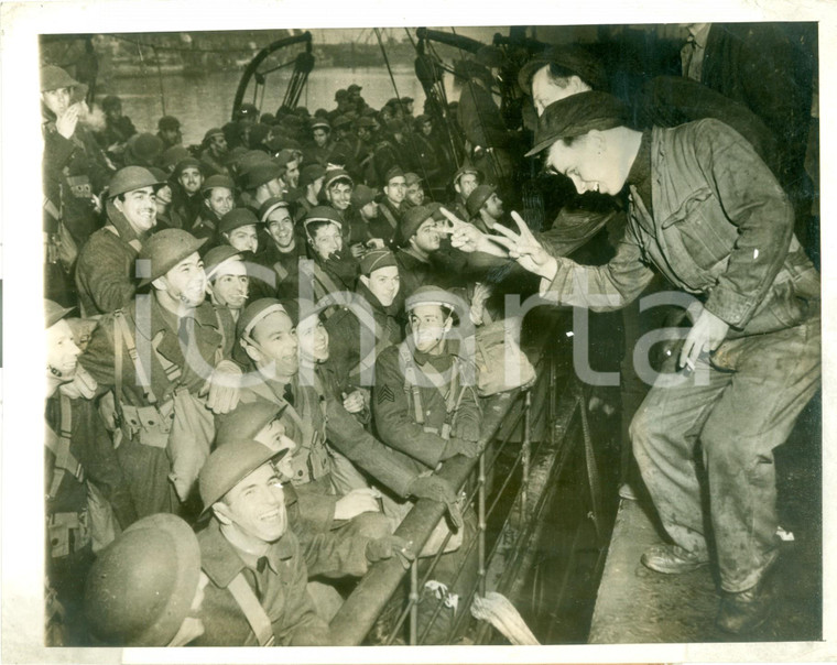 1942 IRLANDA DEL NORD WW2 Giovani irlandesi salutano soldati americani *FOTO