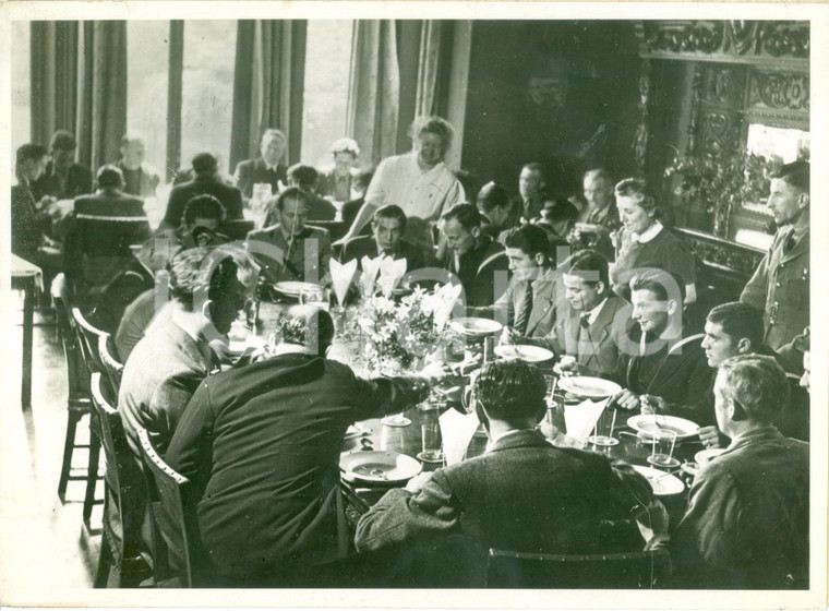 1942 FRANCIA WW2 Rifugiati francesi a pranzo nei centri d'accoglienza Fotografia