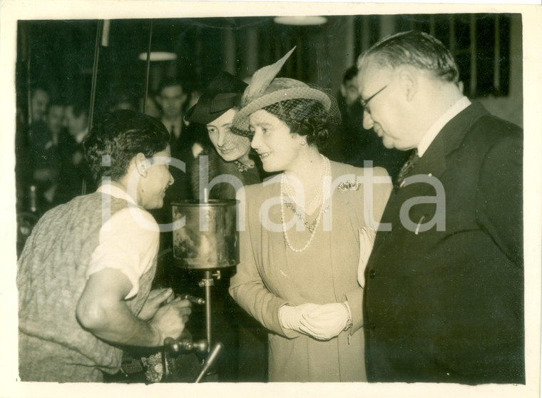 1941 LONDON WW2 Elizabeth BOWES-LYON visita operai indiani in fabbrica munizioni