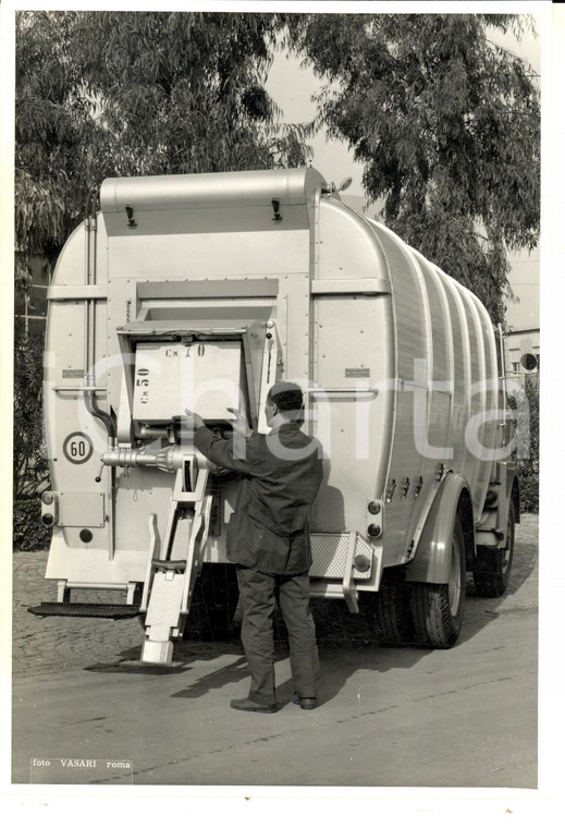 1965 ROMA Ditta Achille TALENTI Camion nettezza urbana al lavoro - Foto seriale 