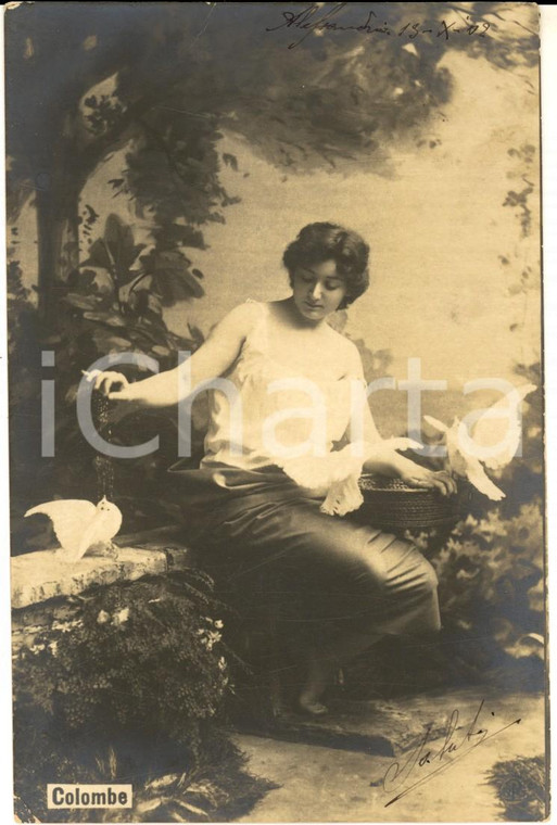 1902 COSTUMI Giovane donna nutre due colombe *Cartolina postale FP VG