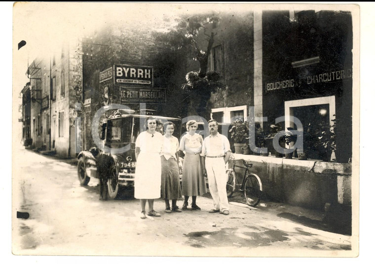 1937 GOUDARGUES (F) Famille devant une boucherie *Photo VINTAGE 19x13