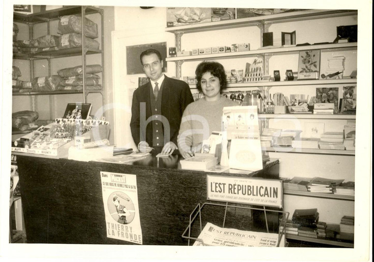 1960 ca FRANCE Cartoleria con vendita dell'EST REPUBLICAIN *Foto VINTAGE 18x12 