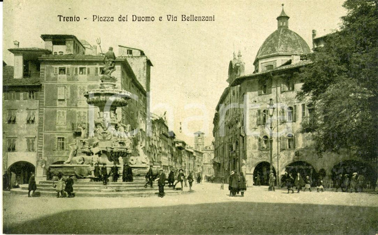 1920 ca TRENTO Passanti in Piazza del DUOMO e Via BELLENZANI *Cartolina FP NV