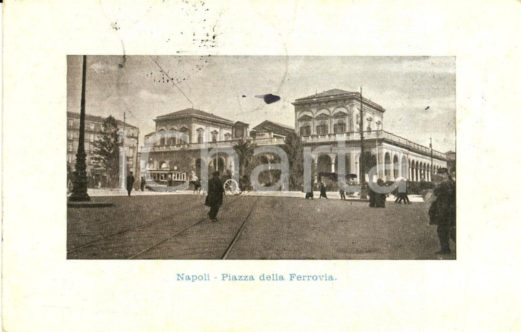 1913 NAPOLI Passanti e tram in Piazza della FERROVIA *Cartolina FP VG