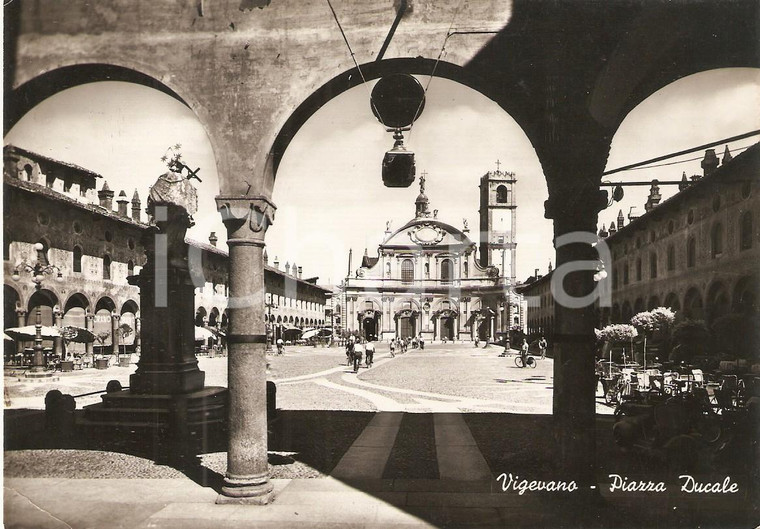 1952 VIGEVANO (PV) Portici di Piazza Ducale ANIMATA *Cartolina FG VG