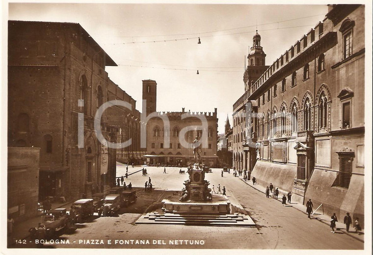 1955 ca BOLOGNA Piazza e Fontana del Nettuno ANIMATA *Cartolina FG NV